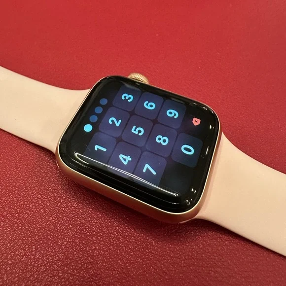 Series 5 Apple Watch - Rose Gold + 3 bands - Picture 5 of 13